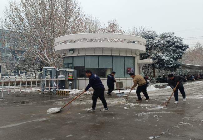 掃雪除冰我先行，冰雪更映黨旗紅